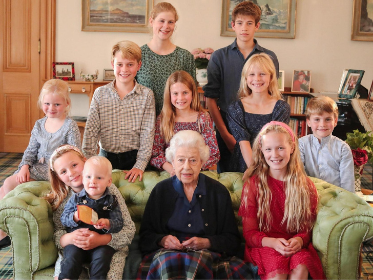 Послание королевы: тайный смысл на последней фотографии Елизаветы II с внуками (вы точно его не замечали)