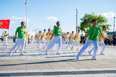 250 пенсионеров станцуют под «Катюшу» на берегу Амура