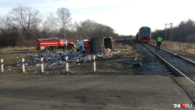 От удара грузовик перевернулся | Источник: читатель 74.RU