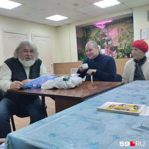 Ученый пришел в ТОС с пакетами, в них&nbsp;— самые простые бытовые изобретения | Источник: Ольга Якунчева / 59.RU