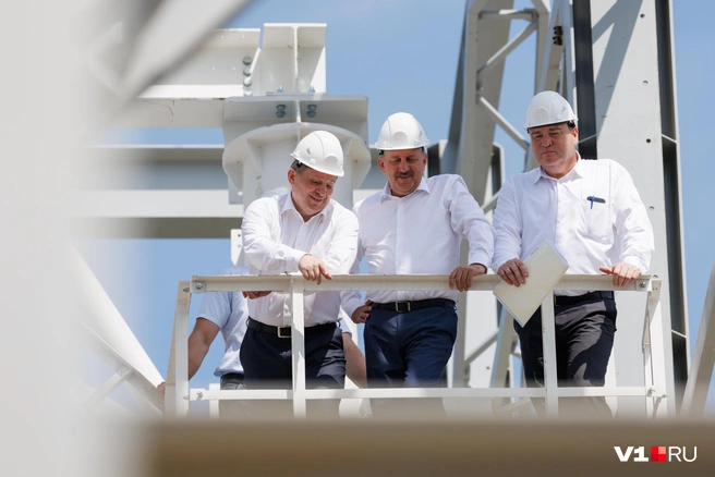 Белые каски по традиции у начальства | Источник: Алексей Волхонский / V1.RU