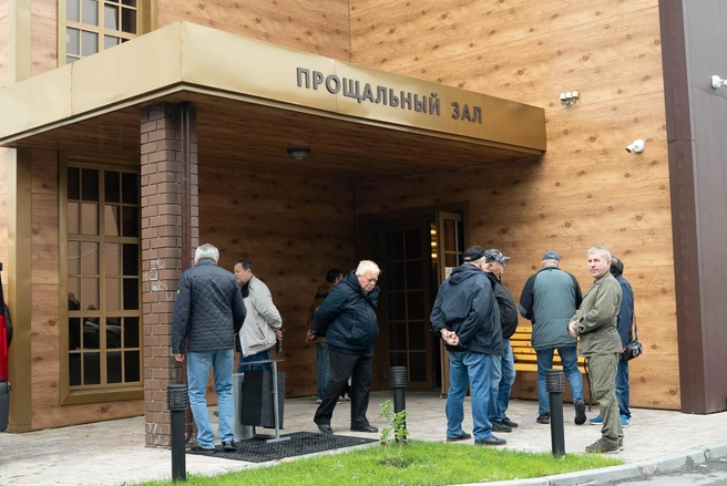 Здесь по большей части коллеги Владимира Сергеевича. Русанов&nbsp;— крайний справа (смотрит в камеру) | Источник: Илья Чикотин / 72.RU