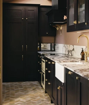 До и после: маленькая черная кухня в старом доме