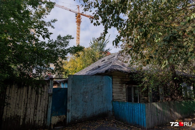 С этим домом семья тюменки связана с середины прошлого века, когда сюда заехала ее бабушка | Источник: Ирина Шарова / 72.RU