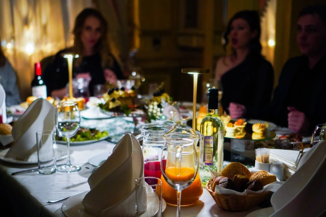 Новогодний банкет можно провести в ресторане, если заранее скинуться с друзьями | Источник: Елена Латыпова / NGS55.RU