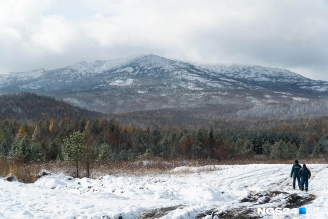 Гора в снегу, на вершине туман | Источник: Никита Шайхутдинов / NGS24.RU