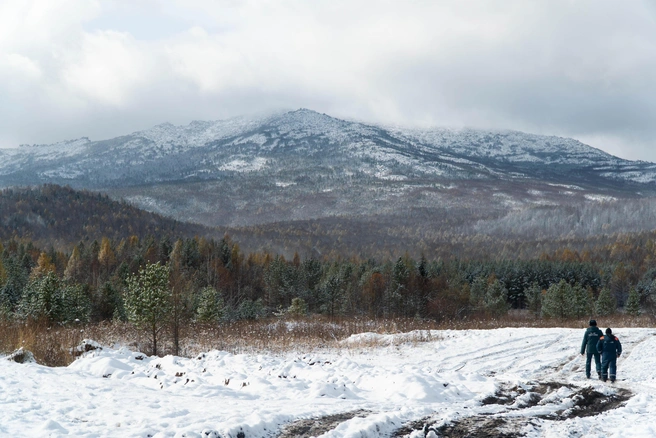 Гора в снегу, на вершине туман | Источник: Никита Шайхутдинов / NGS24.RU