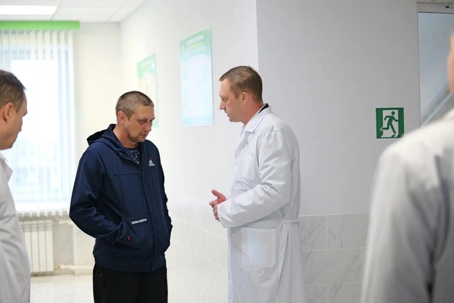 Губернатор пообщался с родителями прооперированной девочки | Источник: Роман Бусаргин / МАХ