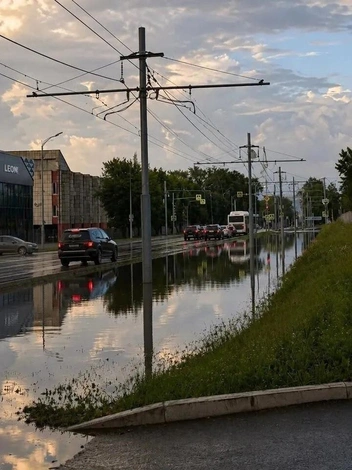 Под водой затоплена оказалась трамвайная линия, рельсы со шпалами даже не видно | Источник: Пермское чтиво / Telegram