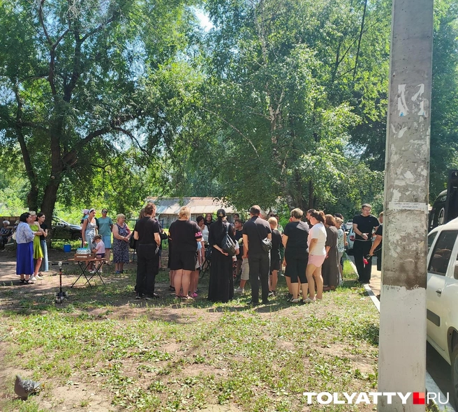 Люди со всего двора подходили и прощались с ребенком | Источник: Юлия Дроглева / tolyatty.ru