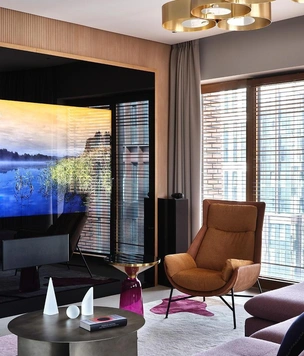 Квартира со скрытыми телевизорами и полами из микроцемента в Москве