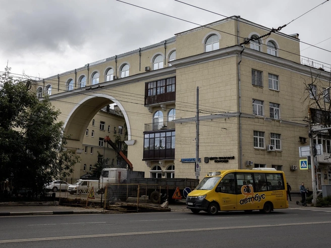 Знаменитый дом с аркой, часть которого находится по адресу: проспект Октября, 2, а большая часть — на улице Советской, 21 | Источник: Александр Куренной / 76.RU