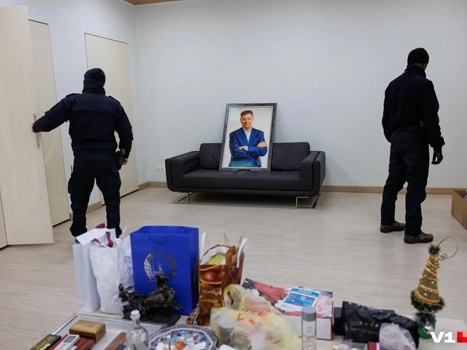 Крупный портрет Станислава Короткова был обнаружен во время обыска в управлении завода. | Источник: читатели V1.RU