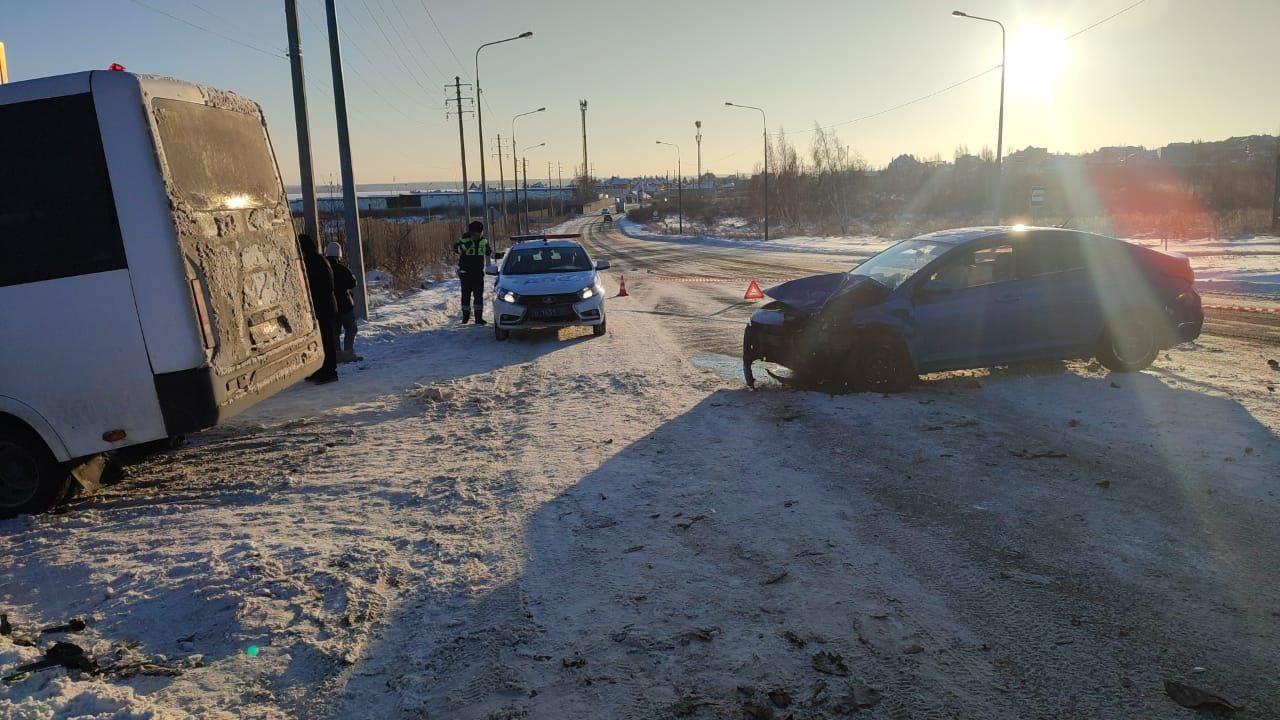 Маршрутка с пассажирами попала в ДТП под Челябинском, три человека пострадали