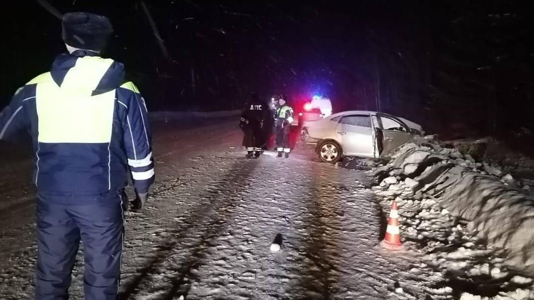 Серовский тракт перекрыли из-за смертельной аварии с двумя погибшими