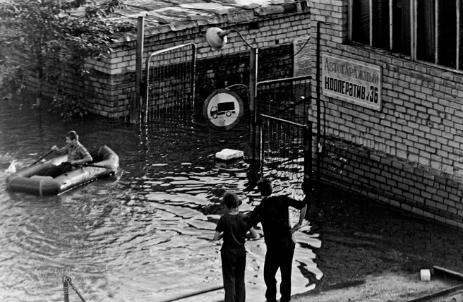 На фото — наводнение 90-х. Но кооператив продолжают топить сегодня даже дожди | Источник: Евгений Епанчинцев