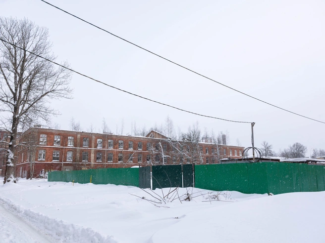 С одной стороны от огороженного участка расположен заброшенный корпус бывших казарм. | Источник: Артем Бауман / 76.RU