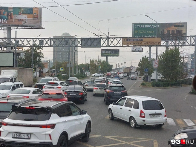 Пробки были хуже, чем после закрытия моста на ремонт | Источник: Екатерина Железнова / 93.RU