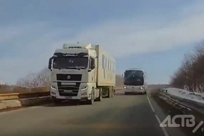 Опасный обгон автобуса на Сахалине: водитель выехал на встречку