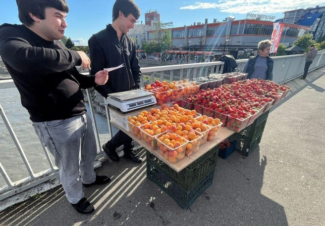 Рынок на мосту существует уже несколько лет | Источник: adlertoday / t.me
