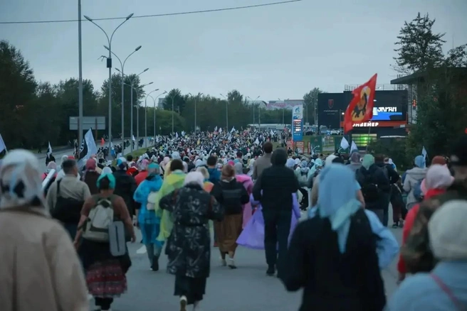 Крестный ход движется к монастырю | Источник: Екатеринбургска Епархия