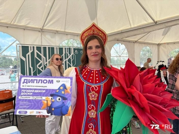 Тюменская красавица со своим призом | Источник: Мария Токмакова / 72.RU