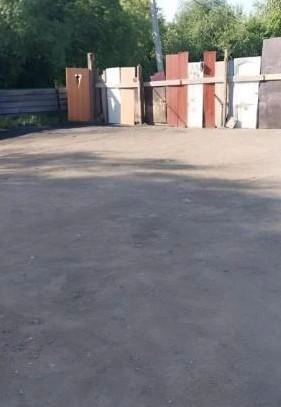 Участок дома огорожен забавным забором | Источник: сайт объявлений