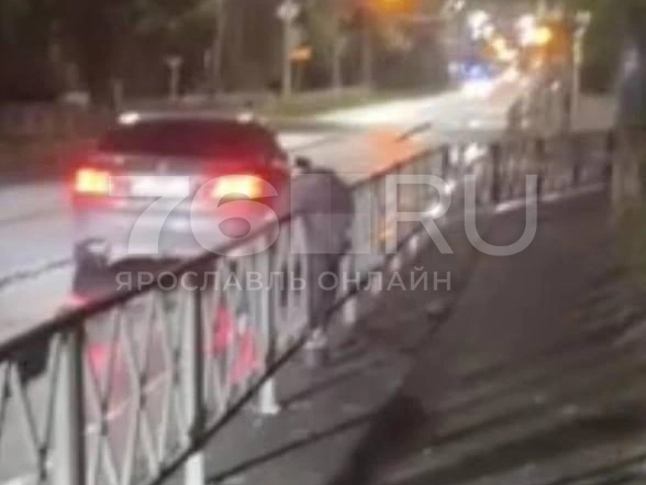 Парня в крови нашли на дорожном ограждении | Источник: читатель 76.RU