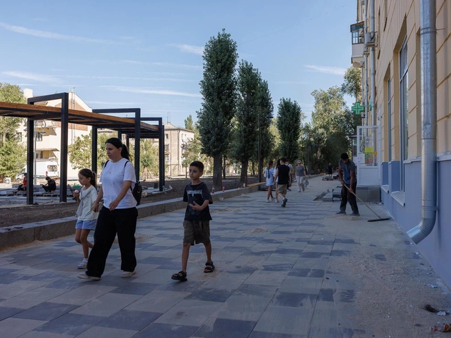 Еще пару недель назад пройти по улице было сложно: по словам местных, приходилось обходить стройку за десятки метров | Источник: Алексей Волхонский / V1.RU
