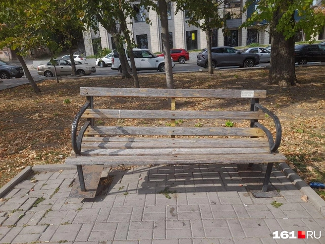 Скамейка осталась без опоры из-за убежавшей плитки | Источник: Ксения Сухоленко / 161.RU