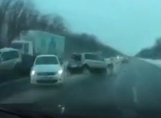 Момент массового ДТП на трассе М5 под Рыбным попал на видео | ya62.ru