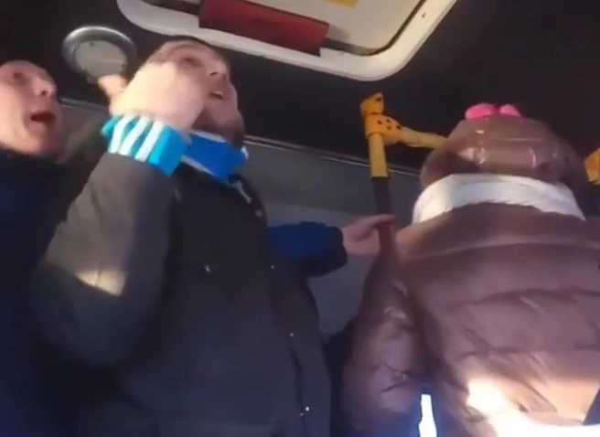 Очевидец: дебоширы из маршрутки избили выходца из Средней Азии | ya62.ru