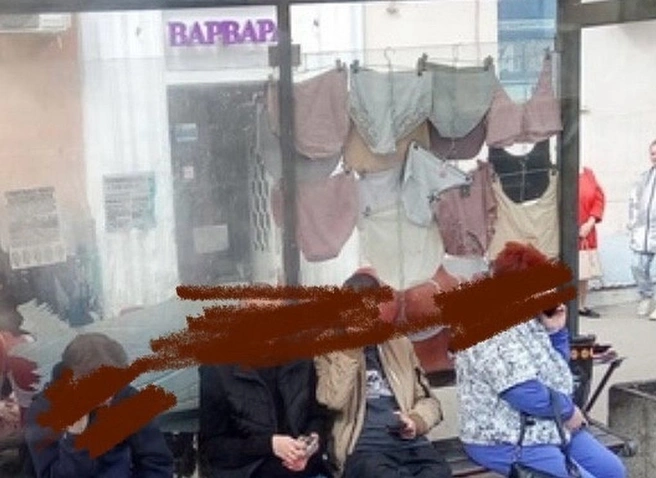 Рязанцев возмутили вывешенные на остановке в центре города трусы | ya62.ru