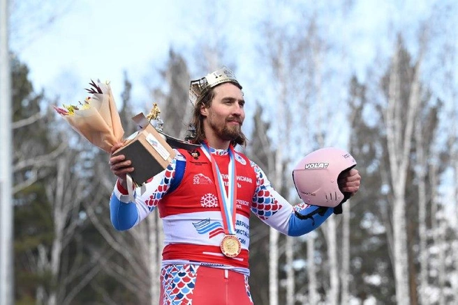 Игорь Омелин&nbsp;— пятикратный чемпион России по ски-кроссу, победитель Кубка Европы, призер Кубка мира и участник Олимпийских зимних игр в Пхёнчхане и в Пекине | Источник: пресс-служба правительства Челябинской области 