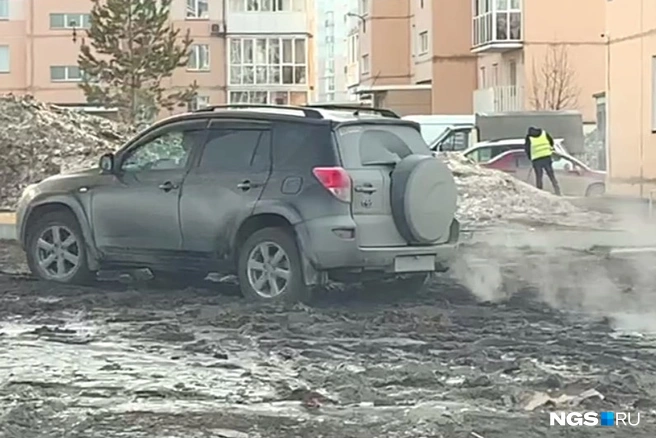 Обычно парковку асфальтируют, но, по словам автора видео, во дворе девятиэтажки на Виталия Потылицына этого делать не стали | Источник: читатель НГС Андрей