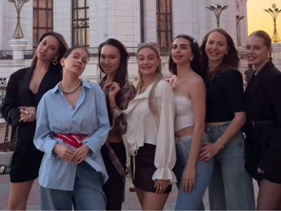 «Большинство мужчин здесь низкого роста»: подруги из Казани записали тренд о минусах города