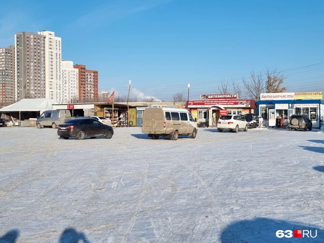 Часть рынка отдана под товары для автомобилей… | Источник: Роман Данилкин / 63.RU 