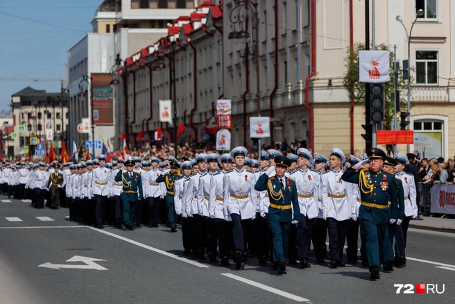 Кадеты и преподаватели торжественно шли в строю  | Источник: Ирина Шарова / 72.RU 