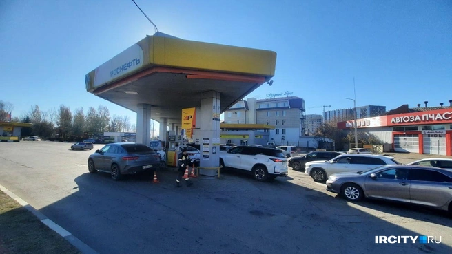 На заправках «Роснефти» установлены самые низкие цены на бензин в Иркутске. Наверное, поэтому здесь так много автомобилистов | Источник: Виктор Лучкин / «ИрСити»