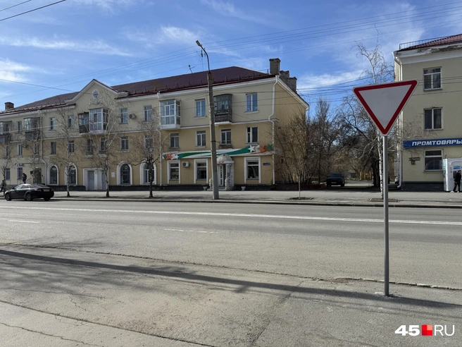 Выехать из любого двора по Красина теперь сложно. Знака, запрещающего движение налево, нет, но это сделать не позволяет разметка | Источник: Юлия Король