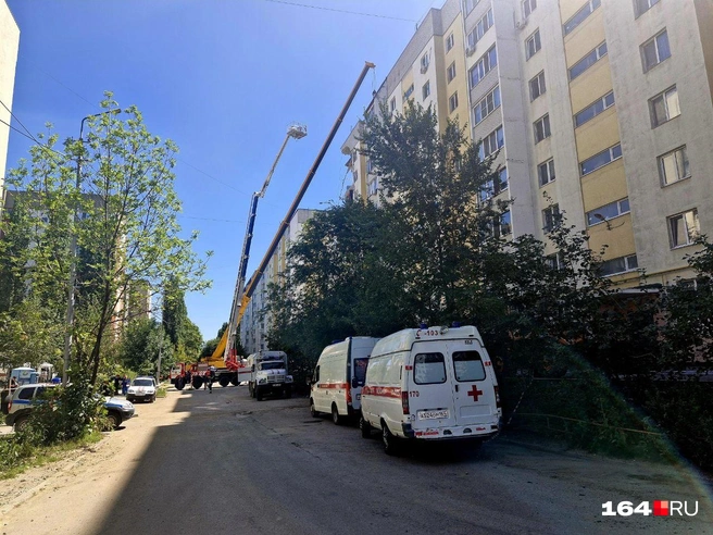 Во дворе взорвавшейся многоэтажки несколько дней дежурили бригады СМП | Источник: Виктория Федорова / 164.RU