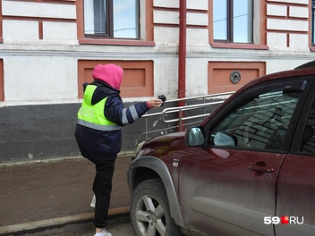 Перед эвакуацией правонарушение и состояние техники снимают на видео | Источник: Кирилл Хафизов / 59.RU