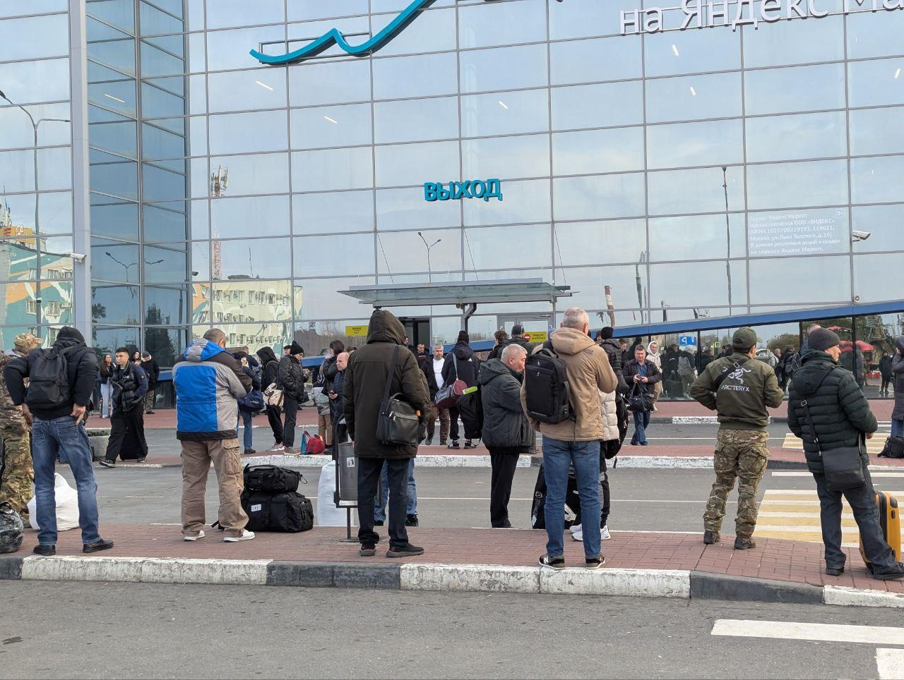 В аэропорту Волгограда объявили эвакуацию, пассажиров просят покинуть терминал