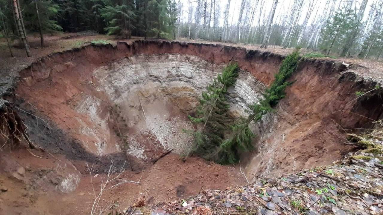 В Балтачевском районе Башкирии посреди леса образовался 30-метровый провал  в земле - 15 ноября 2023 - УФА1.ру