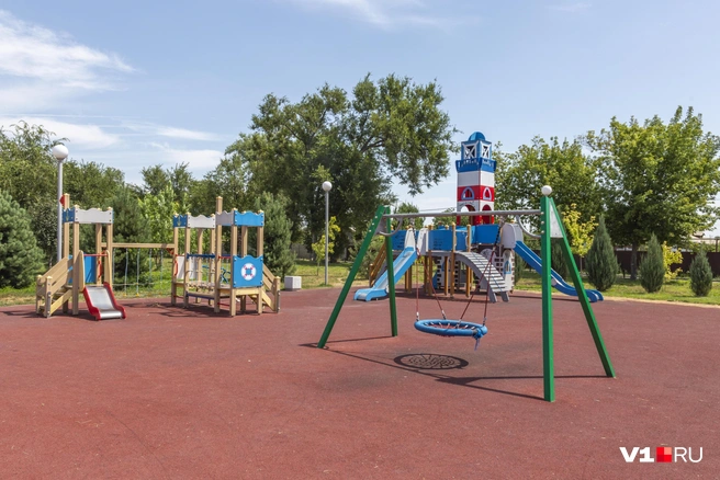 Играть днем на раскаленной площадке тяжело, но к вечеру сюда, говорят, стягивается детвора | Источник: Константин Завриков / V1.RU