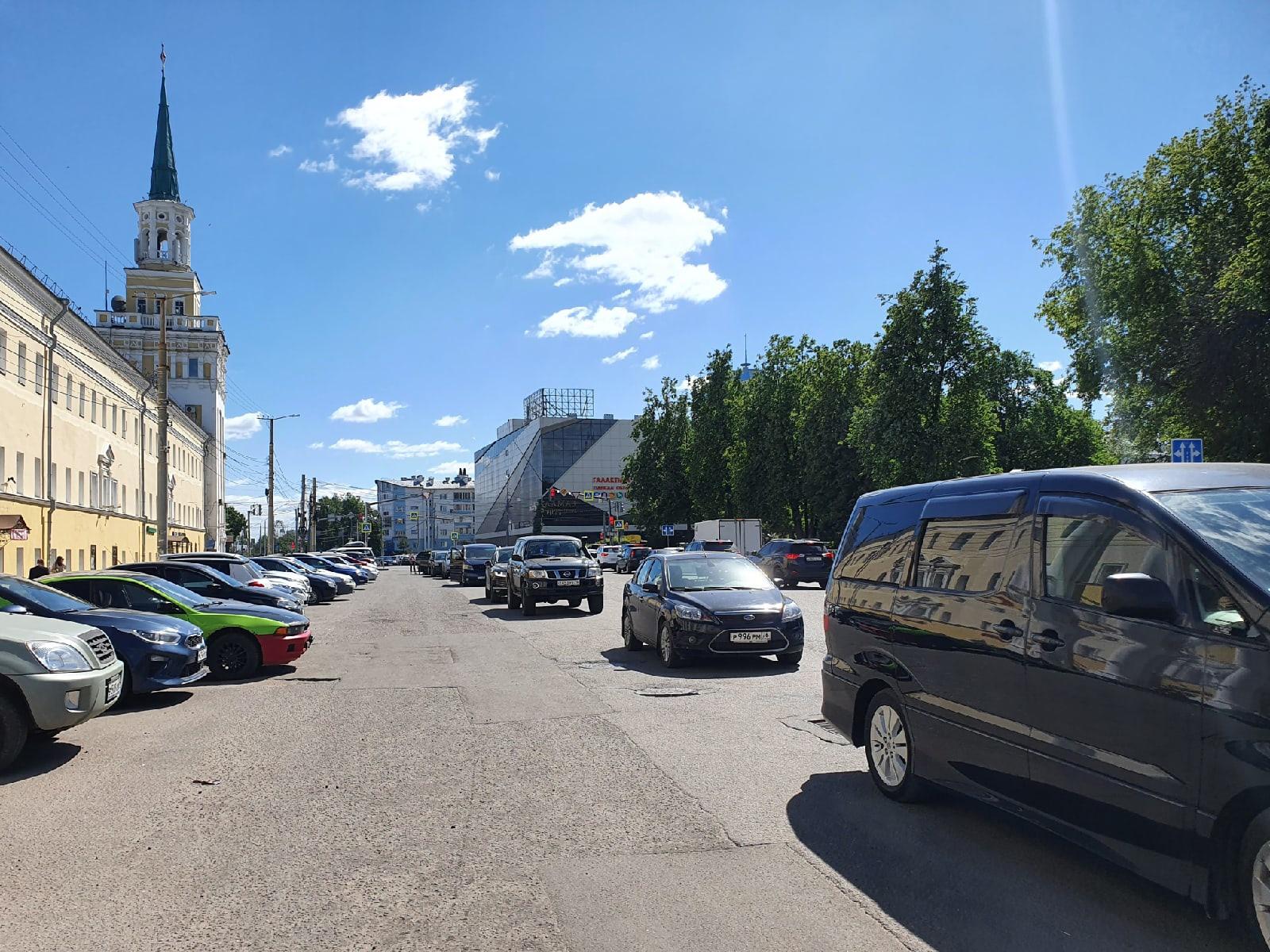 Нарушители парковки на улице Победы в Ярославле | Штраф за парковку вторым  рядом - 3 июня 2021 - 76.ру