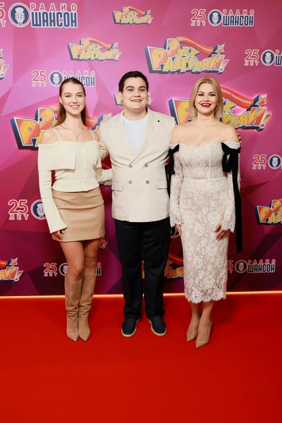 Александр Круг с мамой Ириной и супругой Ульяной