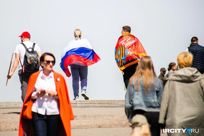 Довольно много людей пришло с российскими флагами | Источник: Ксения Филимонова / «ИрСити»