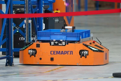 Мантуров и Беглов открыли завод складских роботов в Петербурге