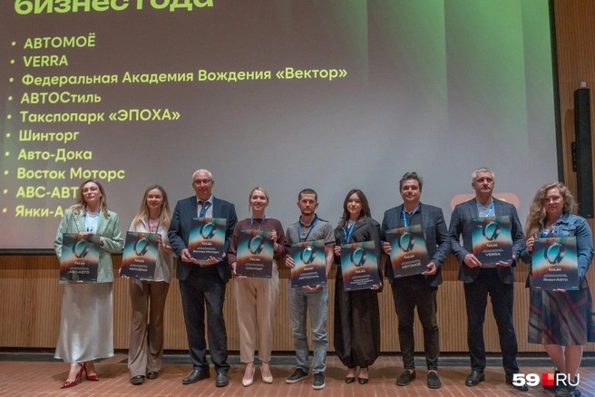 Слева направо: «АБС-Авто», «Автодока», «Восток Моторс», «Шинторг», «Автостиль», федеральная академия вождения «Вектор», «АВТОМОЁ», VERRA MOTORS и «Янки Авто». В кадре нет центра автопроката «Эпоха» | Источник: Василина Любимова / 59.RU